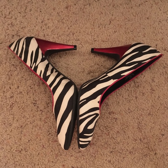 Zebra print heels with ruby trim - Picture 4 of 6